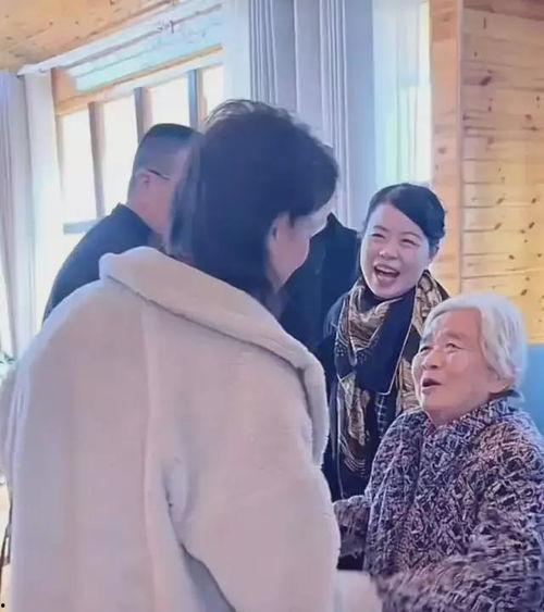 明星接妹妹回家过年