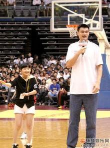 明星跟姚明合影图片,展现篮球巨星魅力瞬间”